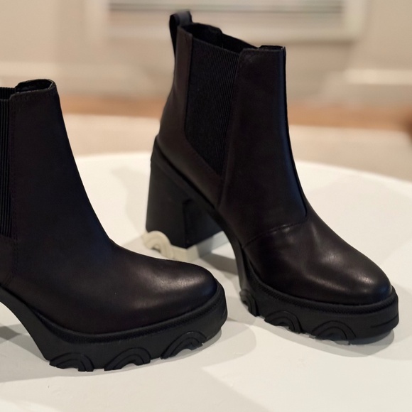 NWOB Sorel Brex Heel Chelsea Boots size 8 - Picture 2 of 2